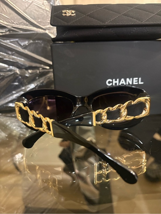CHANEL Black Sunglasses with Gold Chain Temples main image 7
